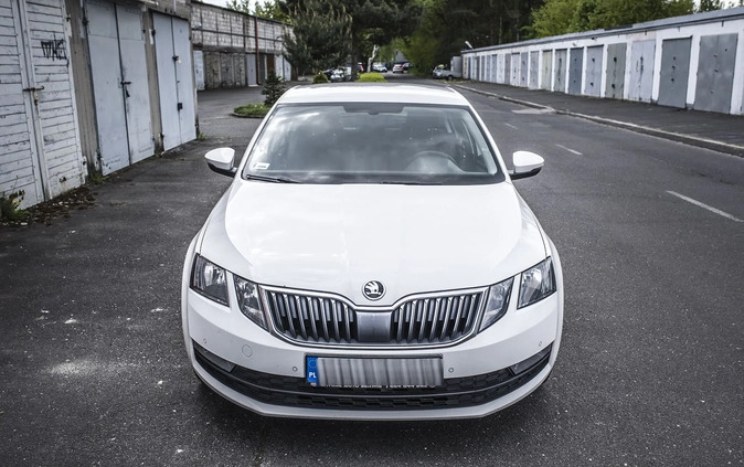 Skoda Octavia cena 39900 przebieg: 277000, rok produkcji 2018 z Warszawa małe 211